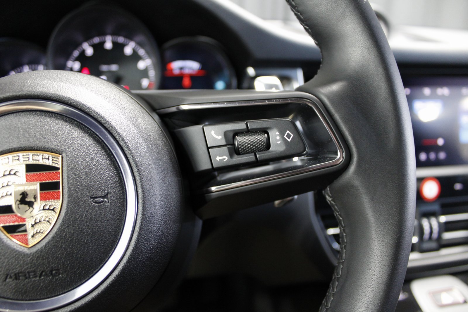 Certified 2025 Porsche Macan image 29