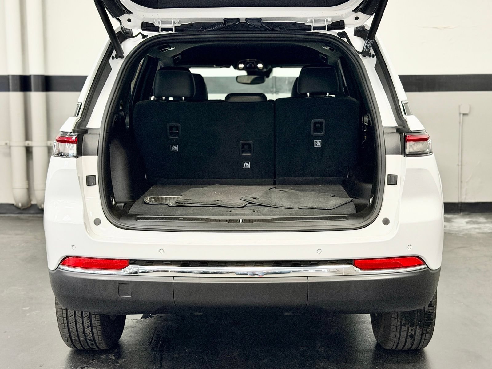 Used 2024 Jeep Grand Cherokee Limited RWD image 15