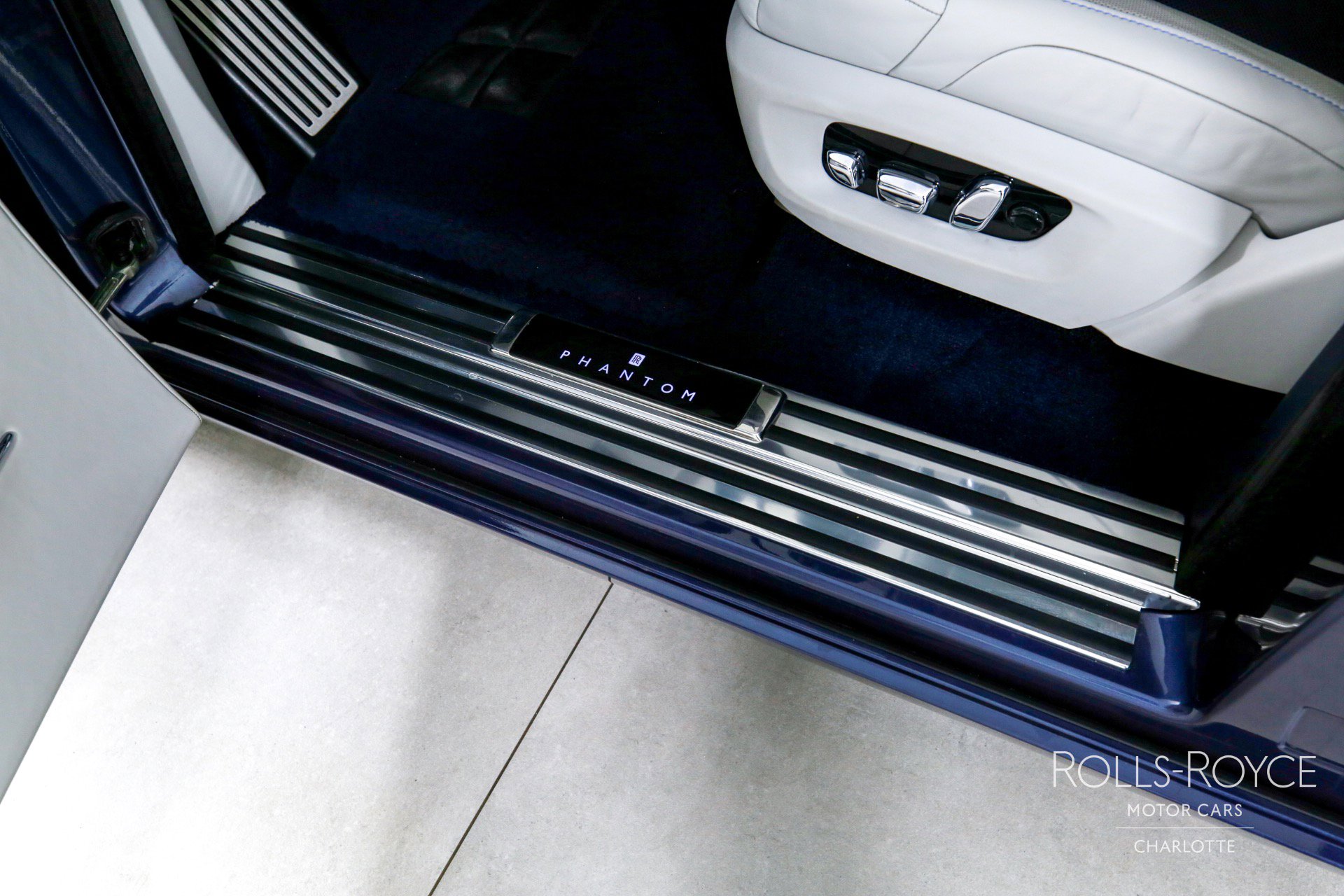 Used 2019 Rolls-Royce Phantom Sedan image 17