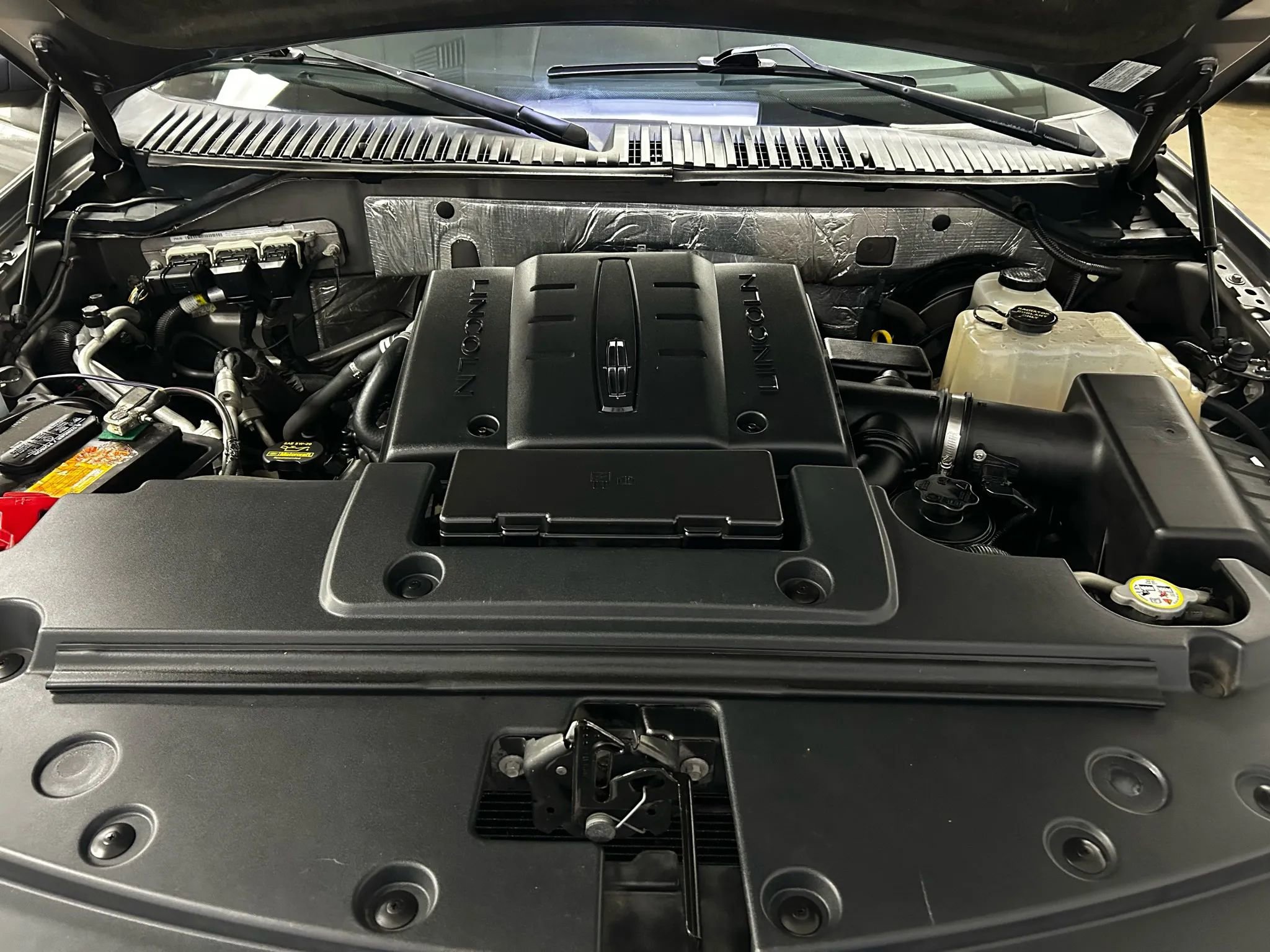 Used 2011 Lincoln Navigator 2WD image 24