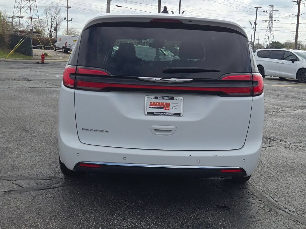 Used 2024 Chrysler Pacifica Touring-L FWD image 16