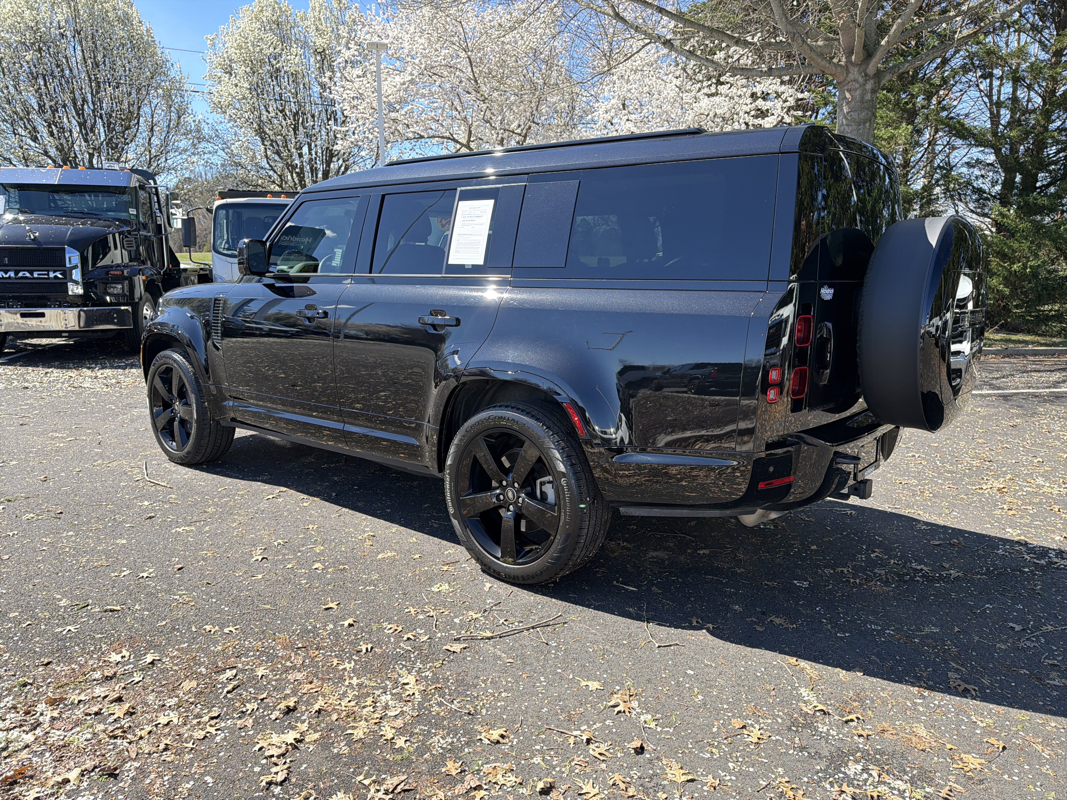 Used 2025 Land Rover Defender 130 X-Dynamic SE image 8