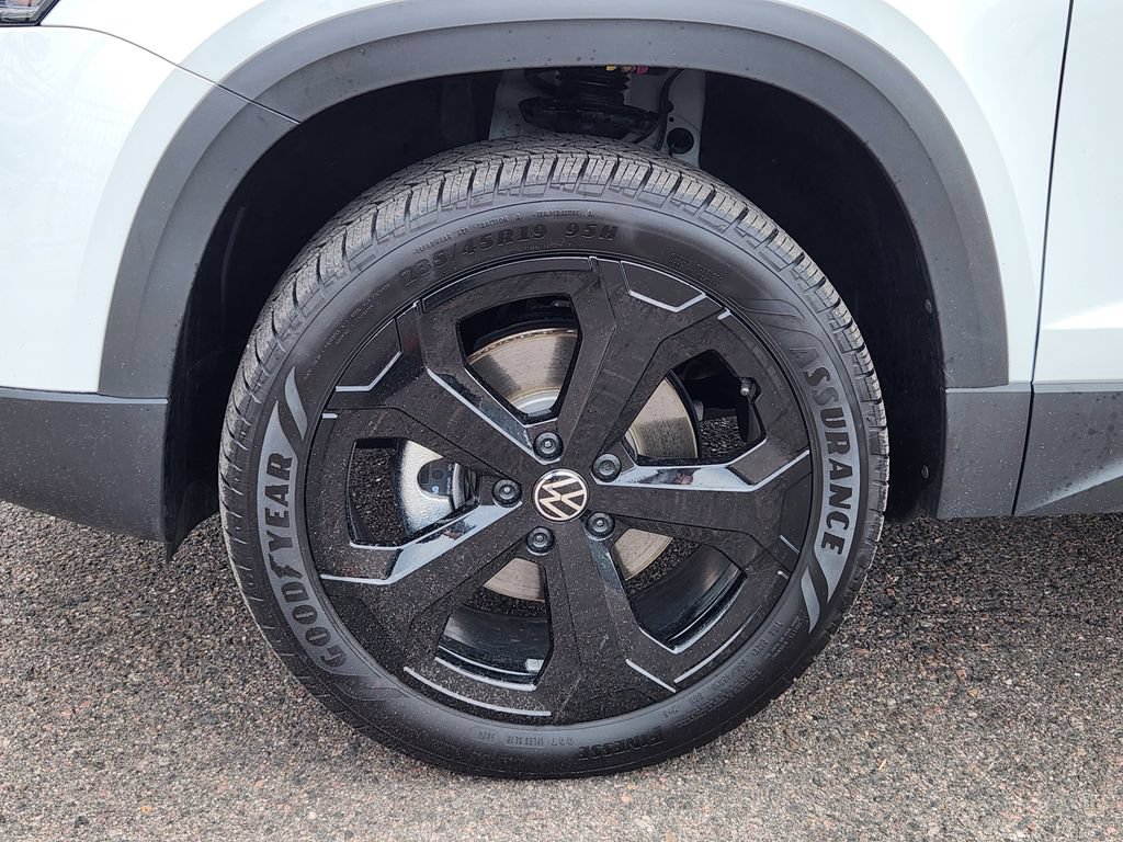Certified 2025 Volkswagen Taos SE AWD/4WD image 9