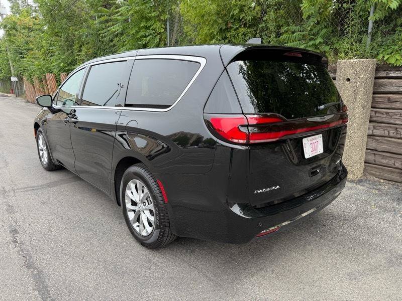 Used 2026 Chrysler Pacifica Limited FWD image 7