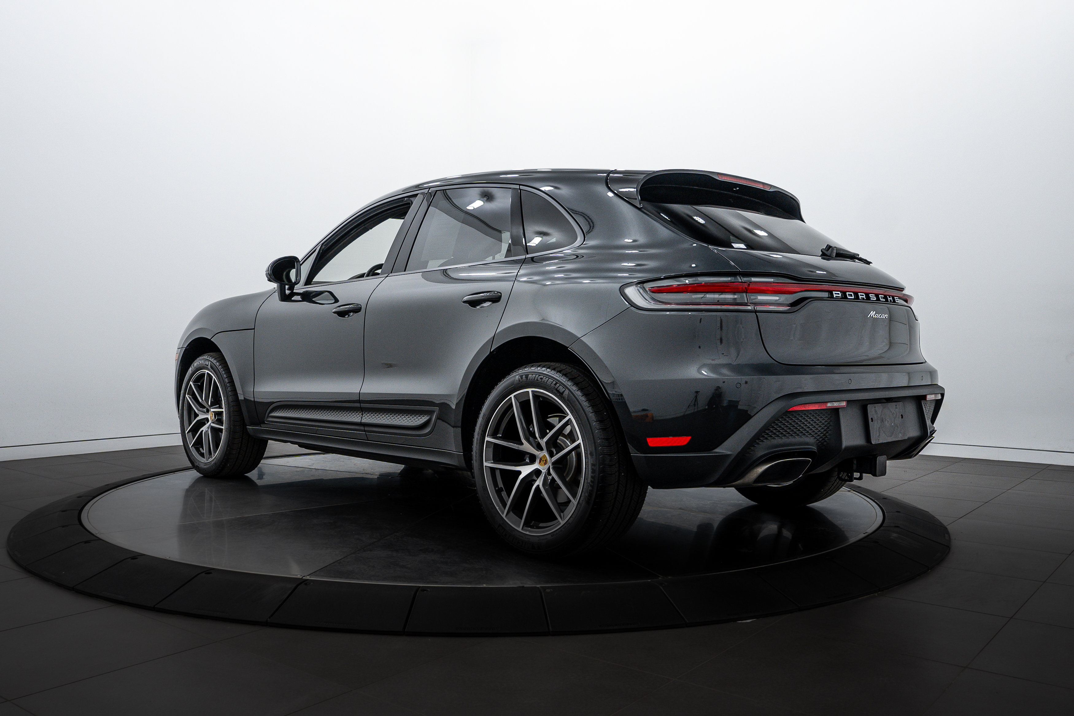 Certified 2025 Porsche Macan image 3