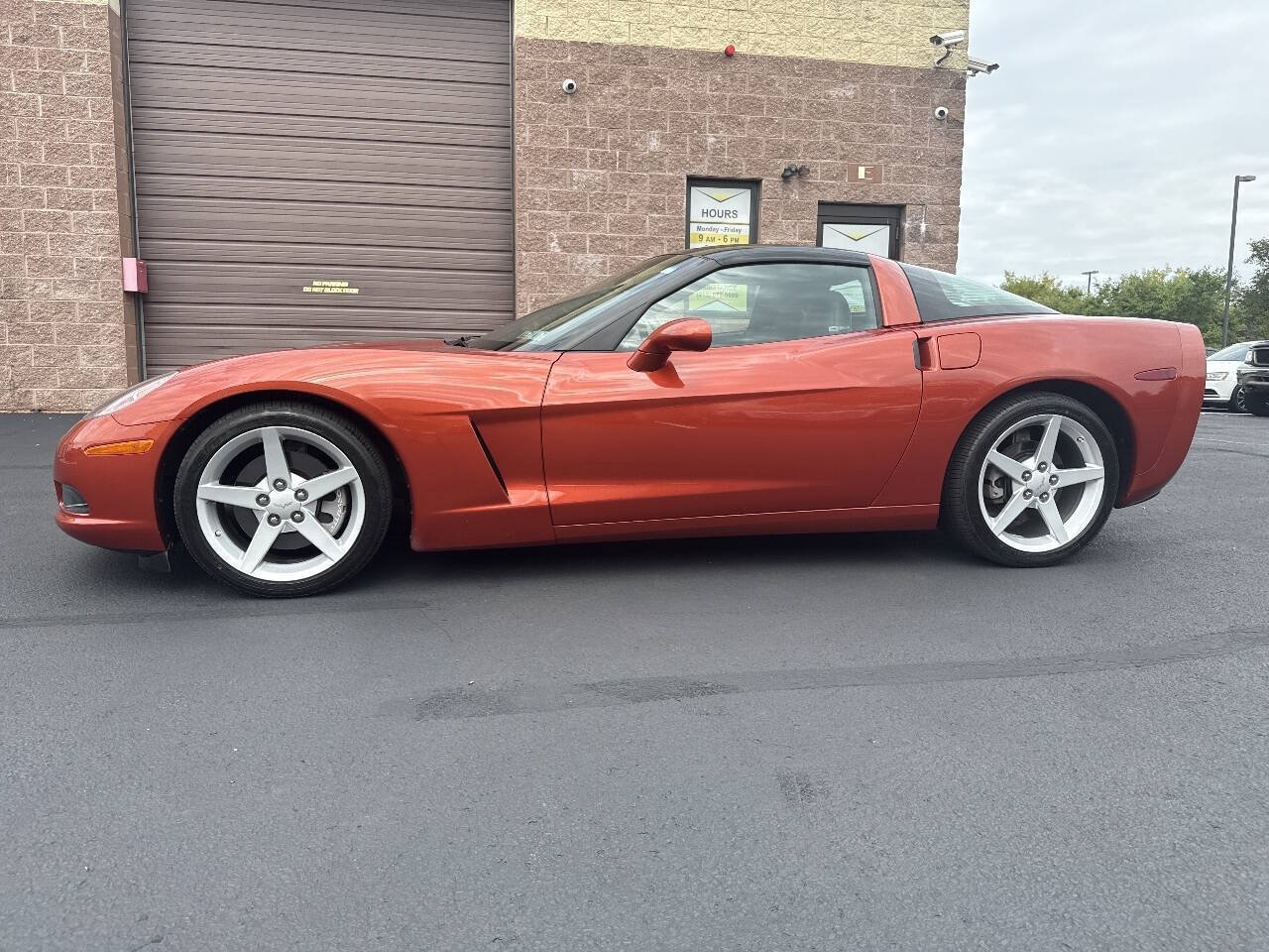 Used 2005 Chevrolet Corvette Coupe w/ Preferred Equipment Group RWD image 2