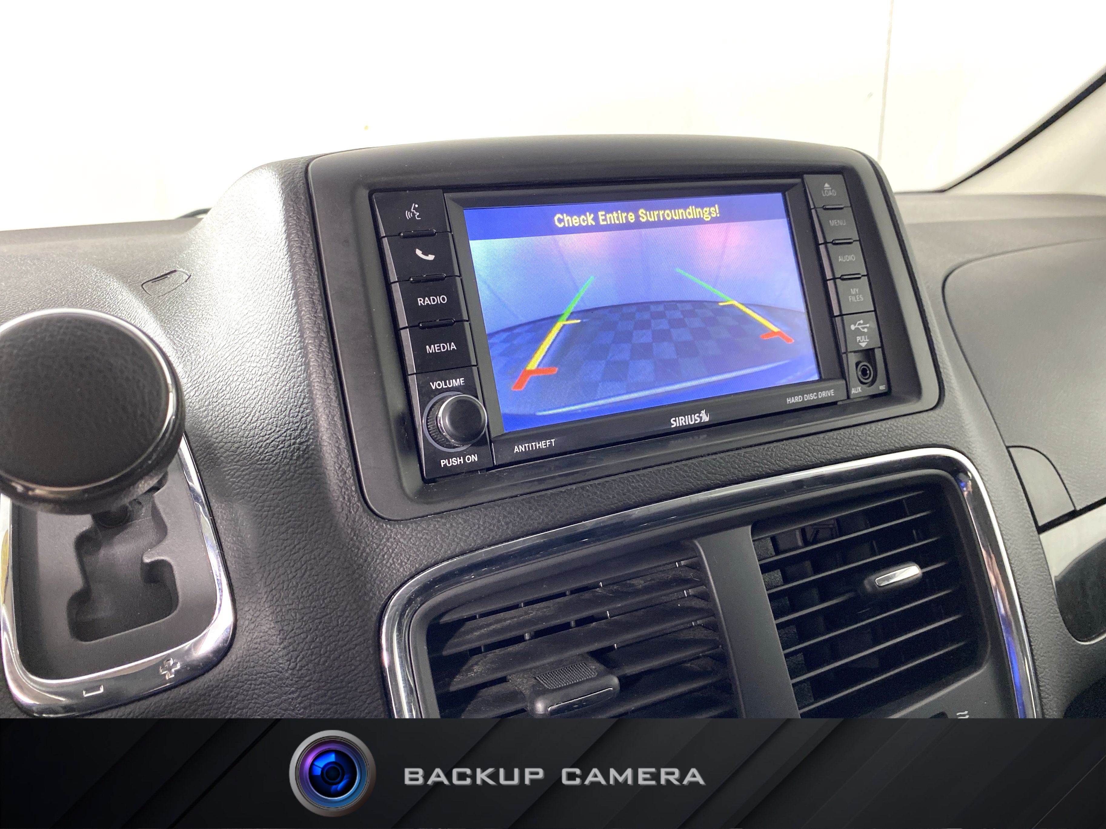 Used 2018 Dodge Grand Caravan SE w/ UConnect Hands-Free Group FWD image 2