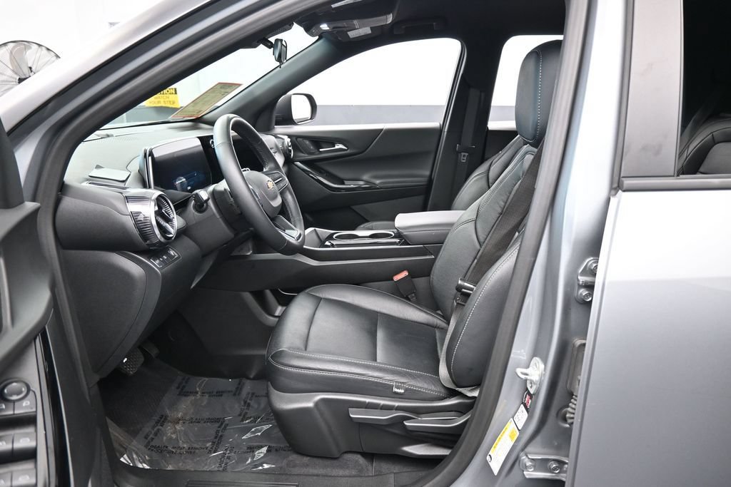 Used 2025 Chevrolet Equinox LT FWD image 11