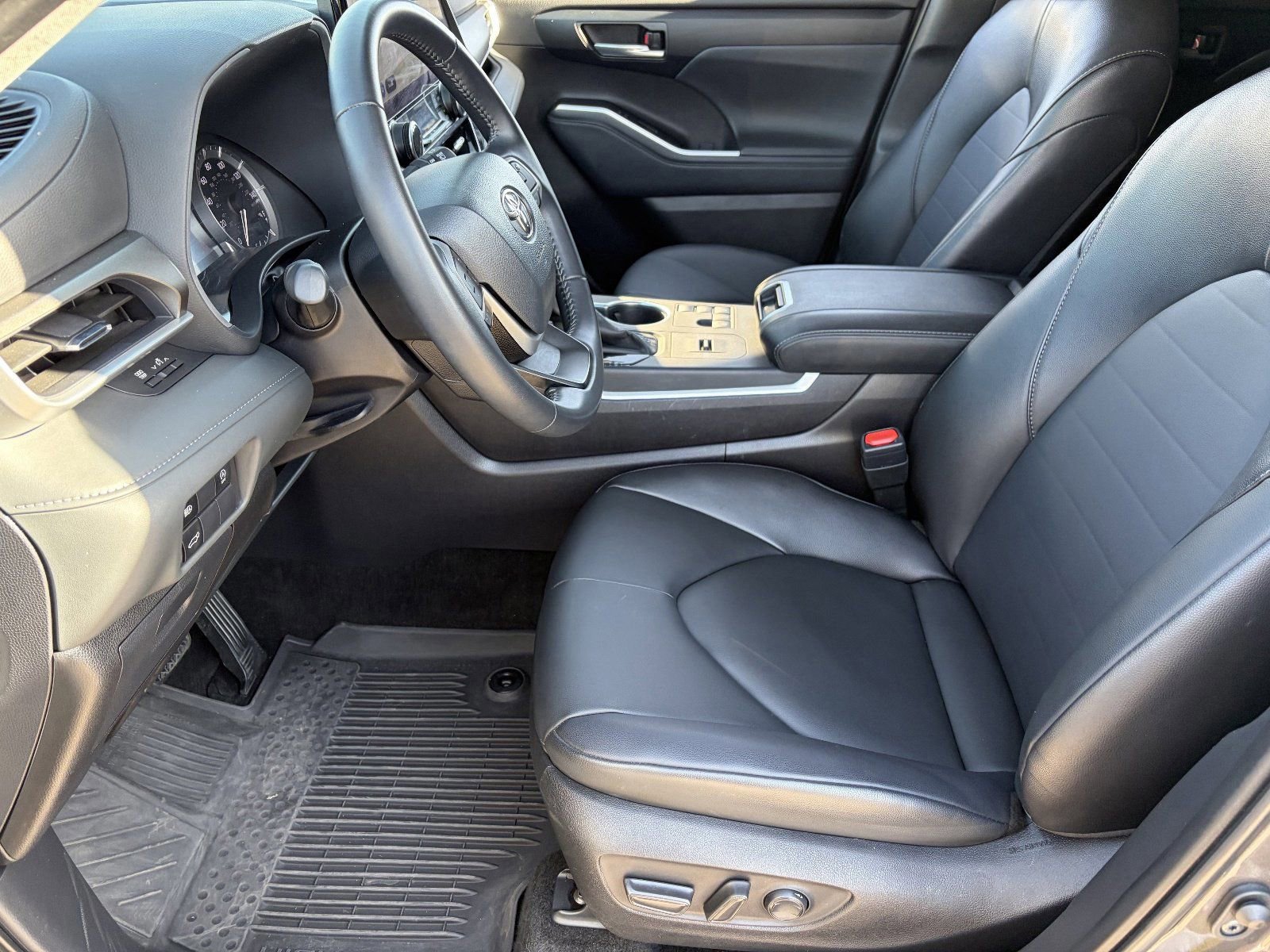 Used 2025 Toyota Highlander XLE FWD image 20