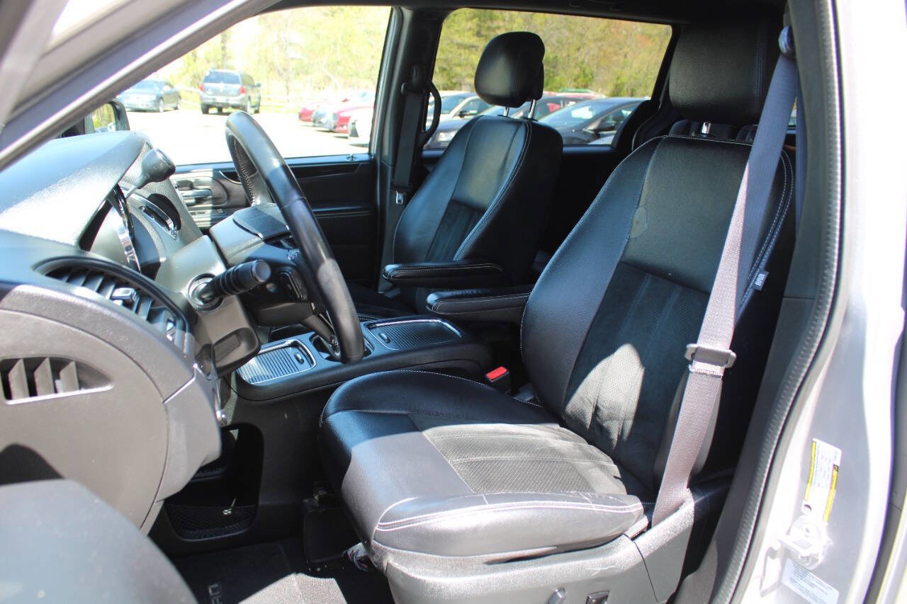 Used 2017 Dodge Grand Caravan SXT w/ Blacktop Package FWD image 24
