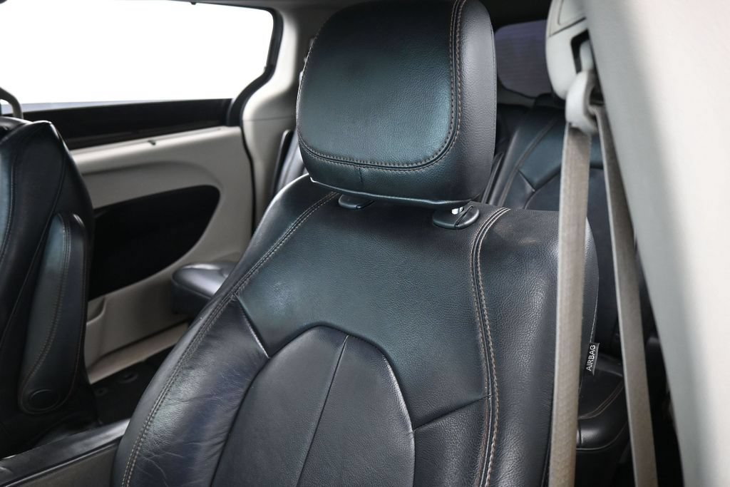 Used 2017 Chrysler Pacifica Touring-L FWD image 17