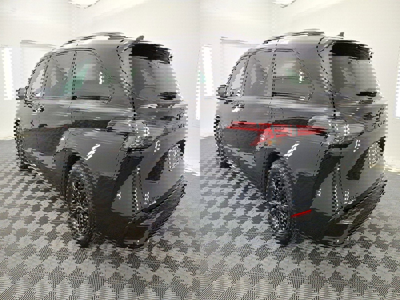 Used 2025 Toyota Sienna XSE w/ XSE Plus Package image 22