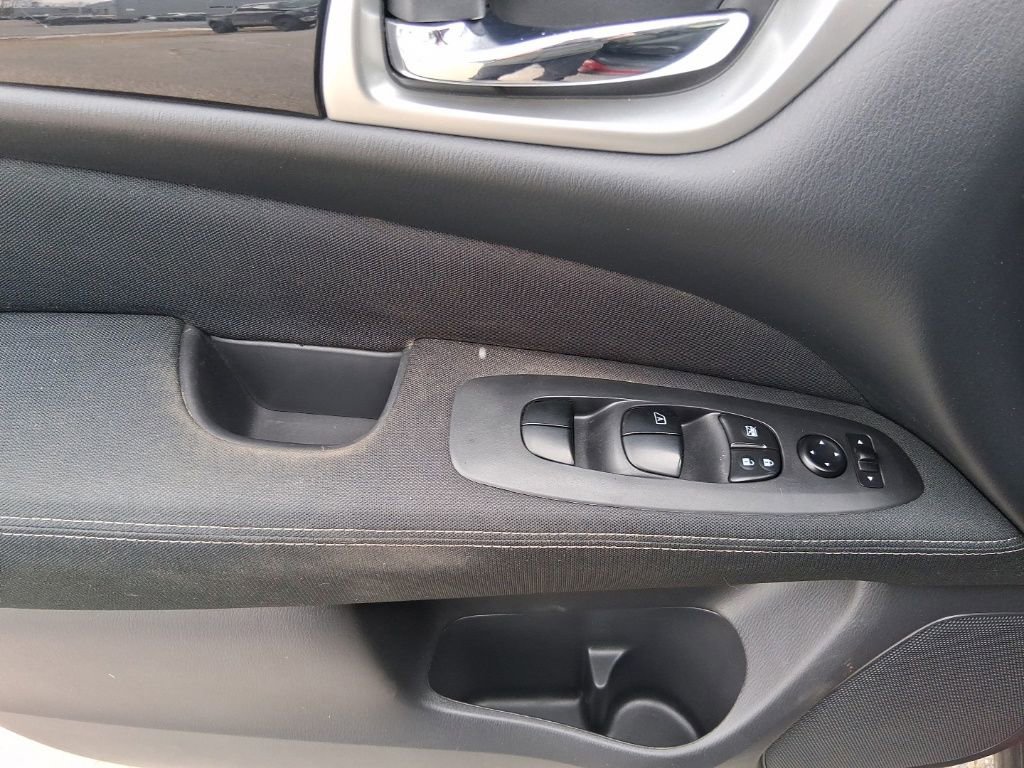 Used 2017 Nissan Pathfinder S image 11