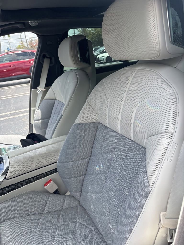 Used 2024 BMW i7 xDrive60 AWD/4WD image 3