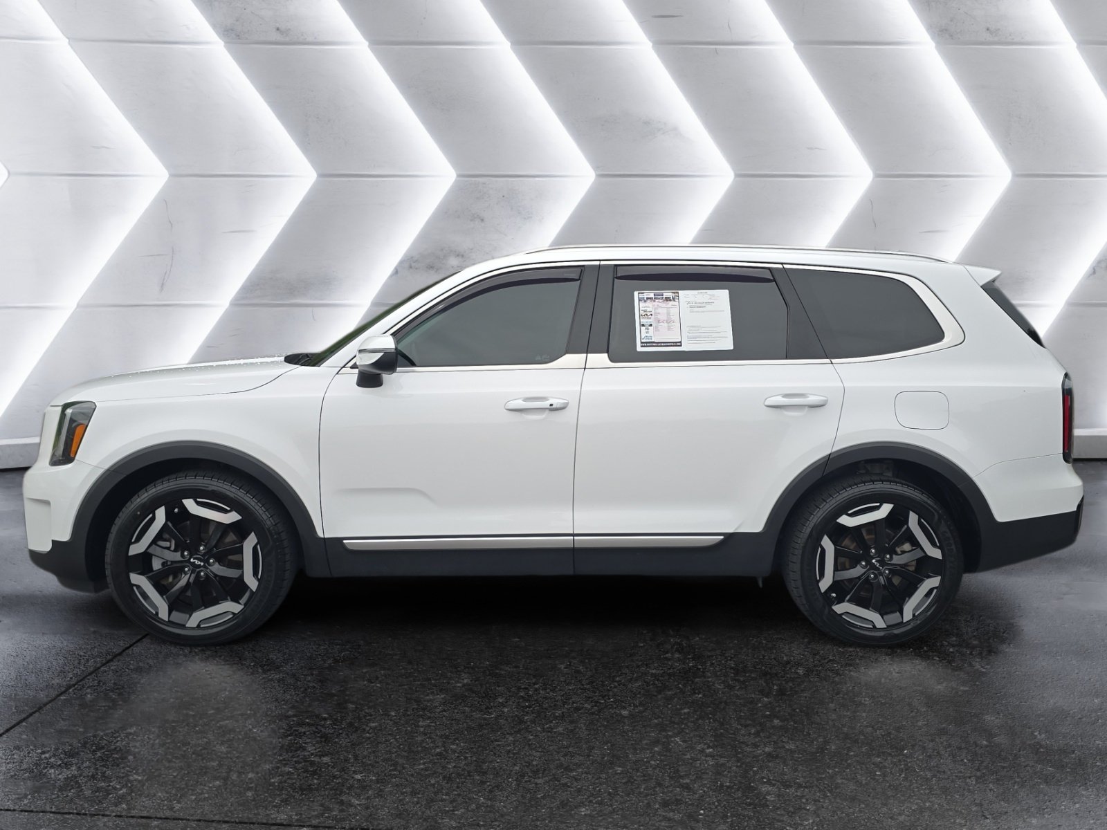 Used 2023 Kia Telluride EX FWD image 2