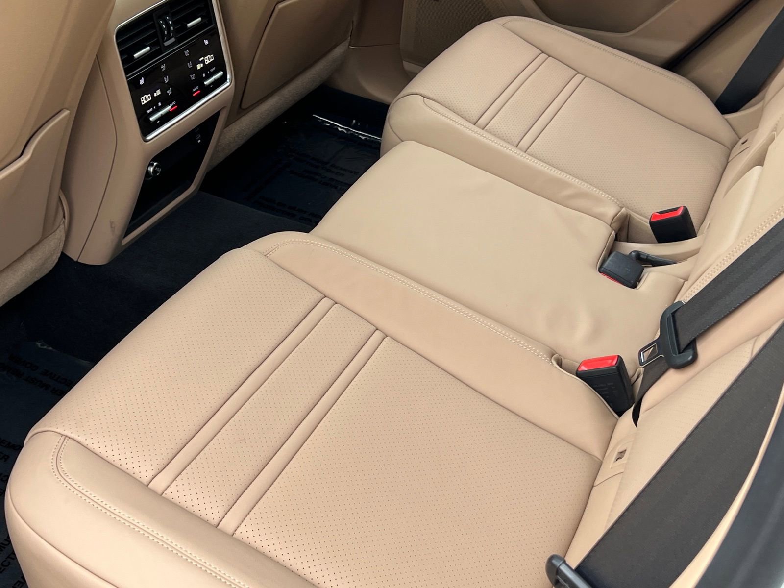 Certified 2023 Porsche Cayenne Platinum Edition image 18