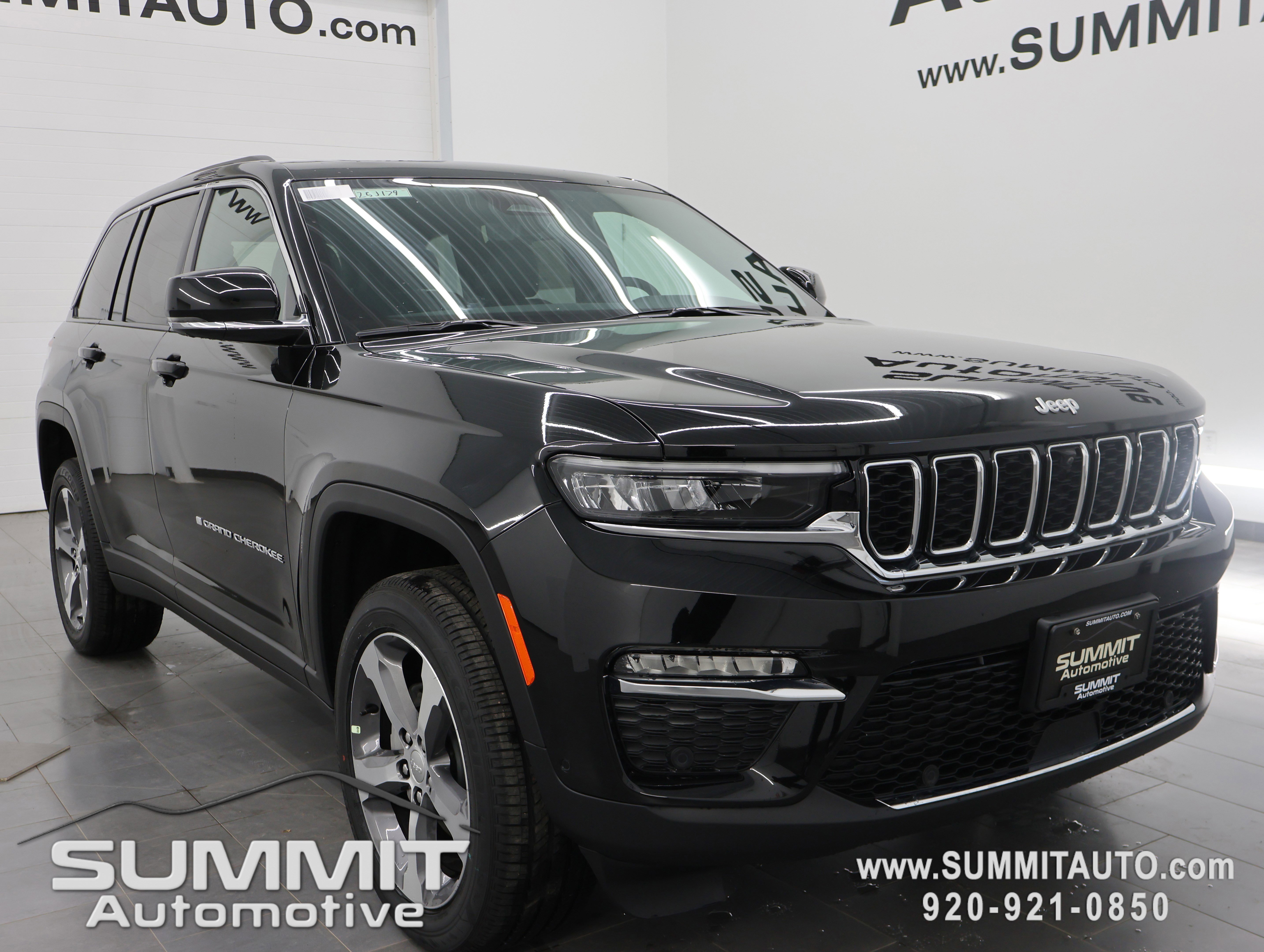 New 2025 Jeep Grand Cherokee Limited w/ Luxury Tech Group II AWD/4WD image 2
