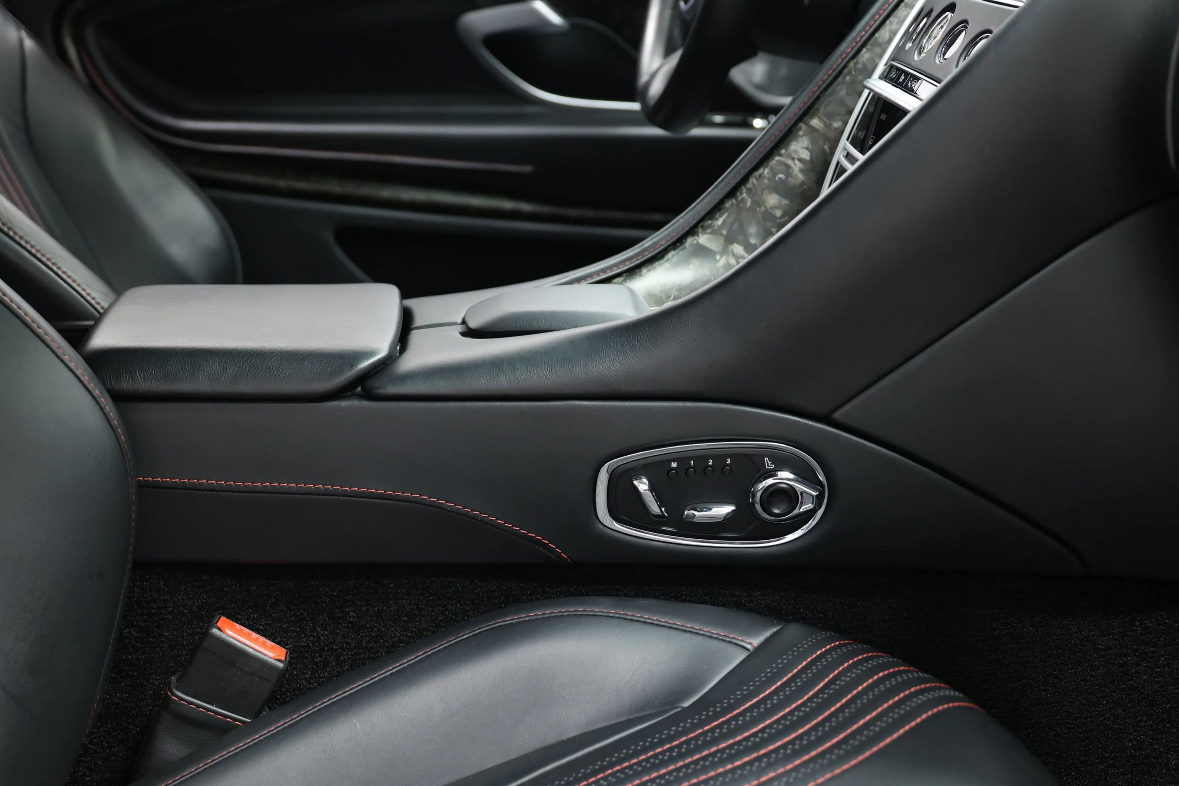 Used 2018 Aston Martin DB11 Coupe image 64