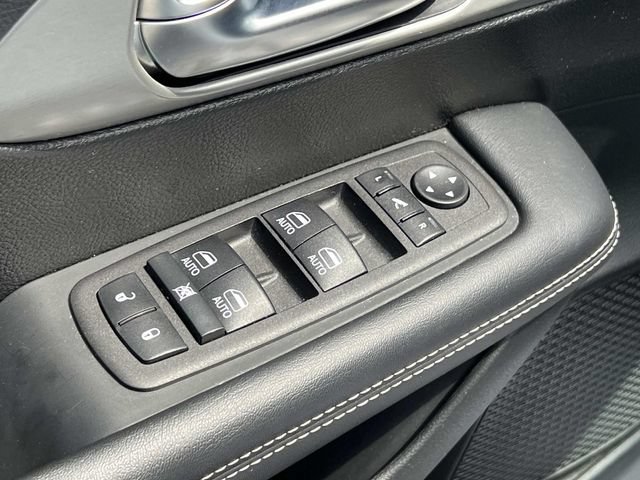 Used 2023 Chrysler Pacifica Limited w/ Uconnect Theater Family Group FWD image 20
