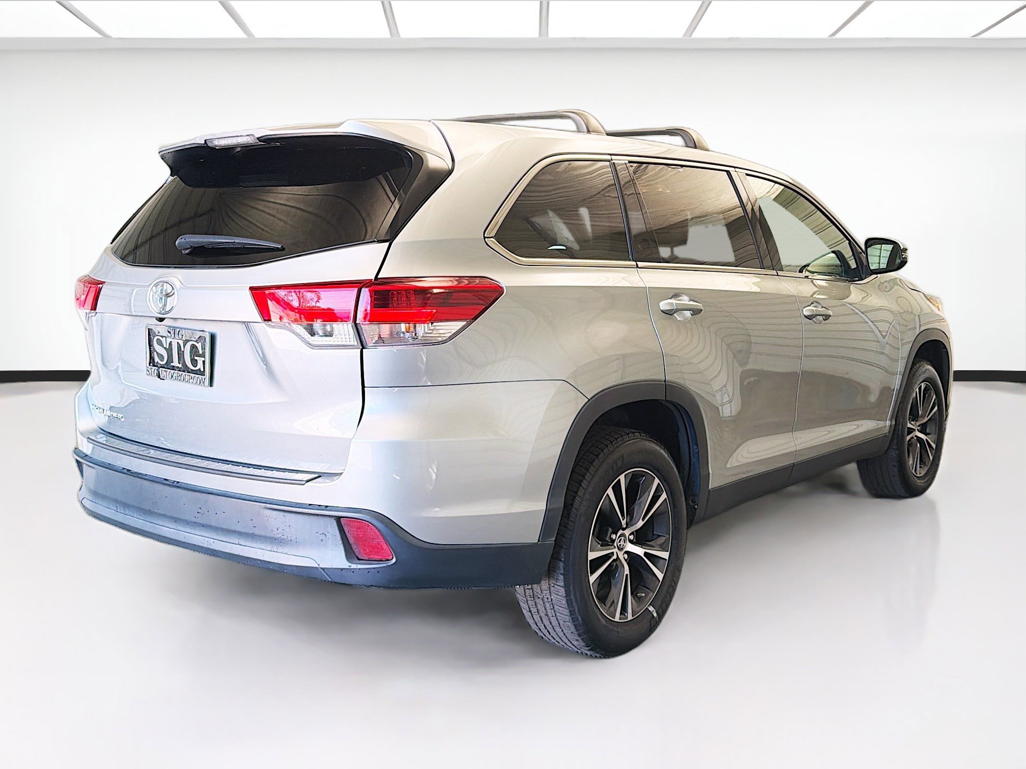 Used 2019 Toyota Highlander LE FWD image 4
