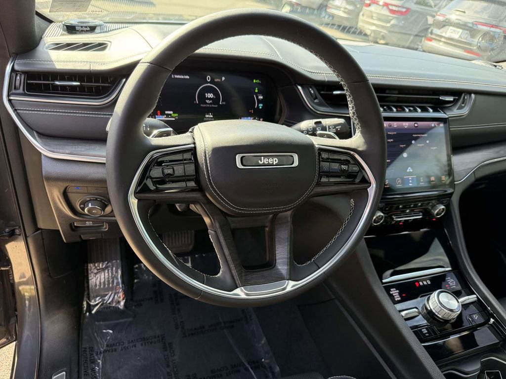Used 2023 Jeep Grand Cherokee Overland w/ Luxury Tech Group IV AWD/4WD image 3