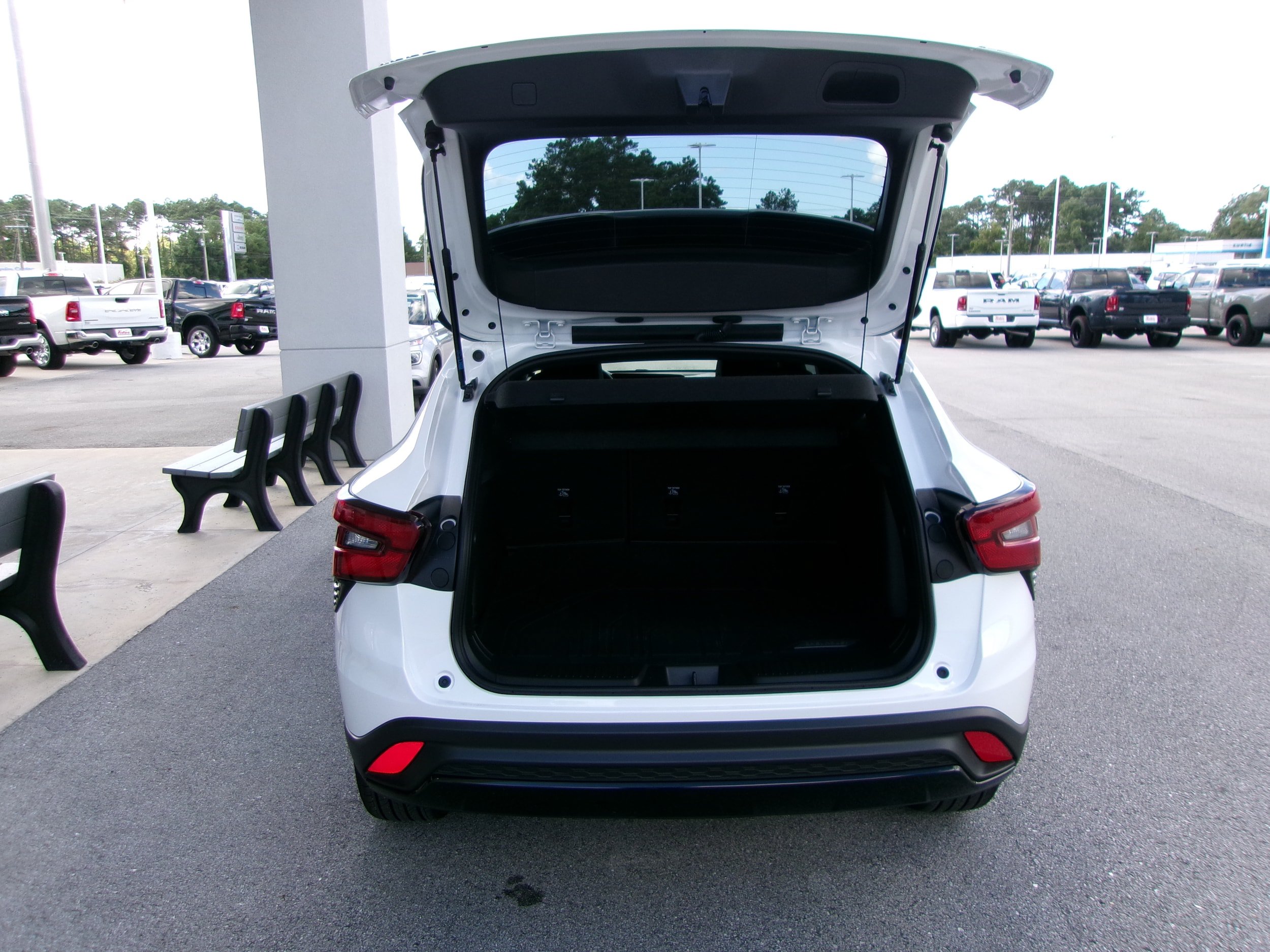 Used 2025 Chevrolet Trax RS FWD image 22