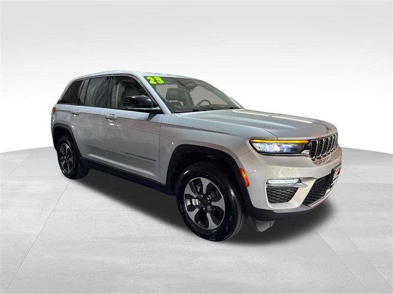 Used 2023 Jeep Grand Cherokee 4WD 4xe image 3