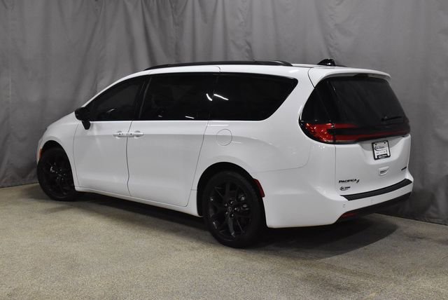 Certified 2025 Chrysler Pacifica Limited image 7