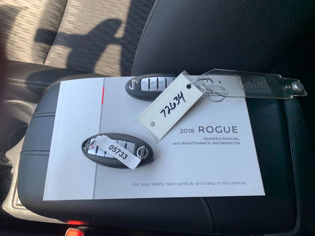 Used 2018 Nissan Rogue SV image 9