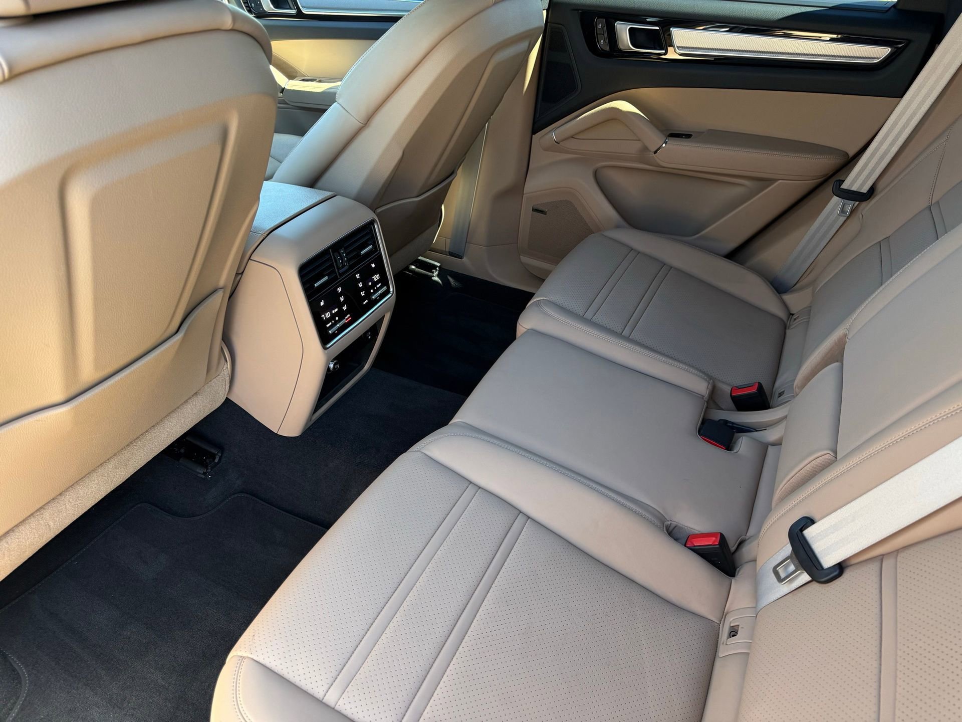 Used 2022 Porsche Cayenne Platinum Edition image 31