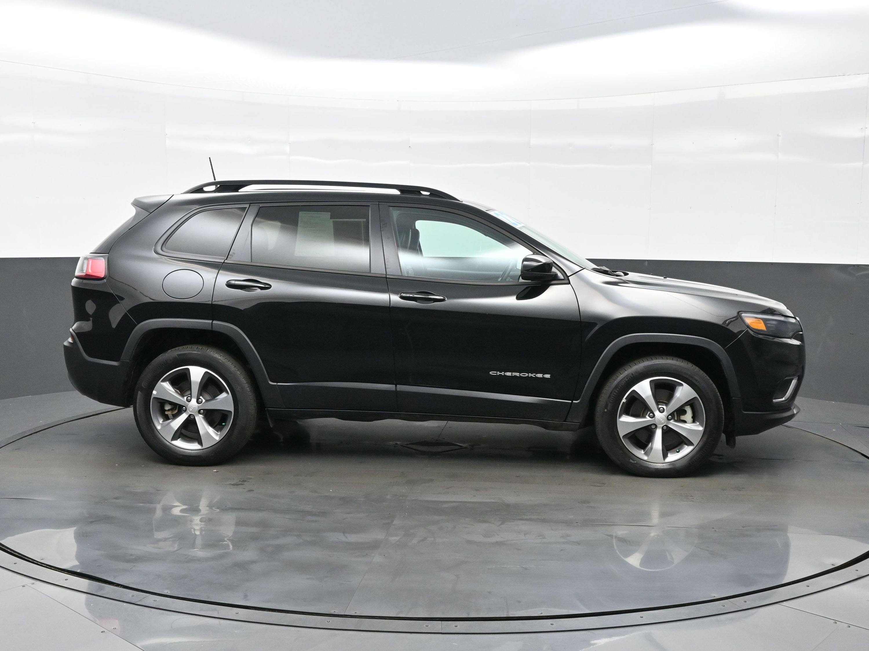 Used 2022 Jeep Cherokee Limited image 7