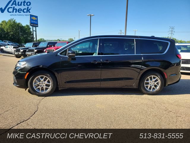 Used 2025 Chrysler Pacifica Select FWD image 2