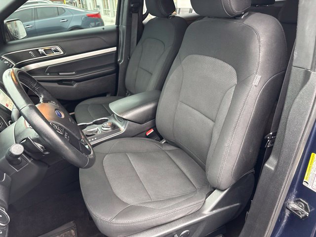 Used 2017 Ford Explorer XLT w/ Equipment Group 201A AWD/4WD image 29
