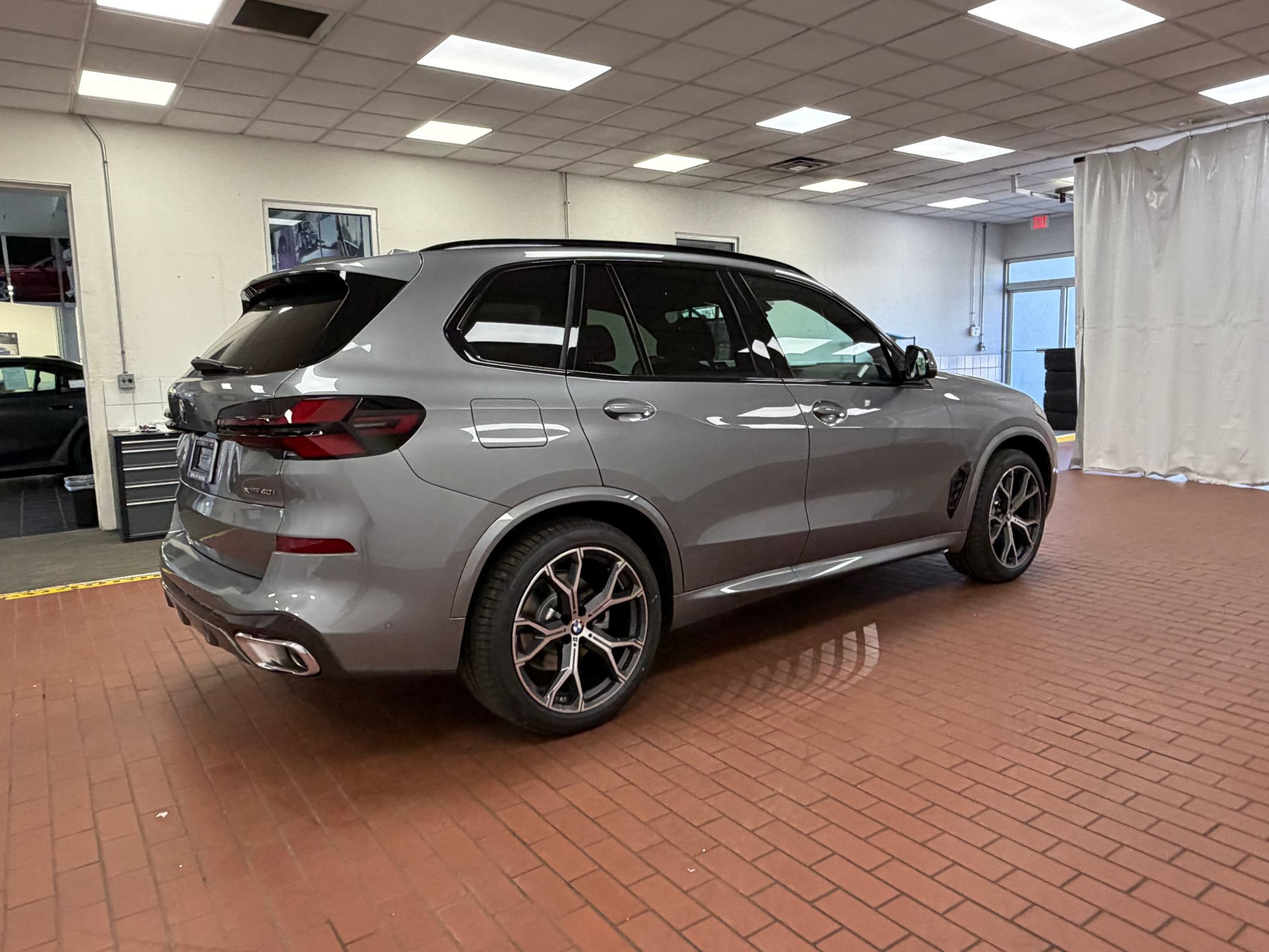 Used 2026 BMW X5 xDrive40i w/ M Sport Package AWD/4WD image 8