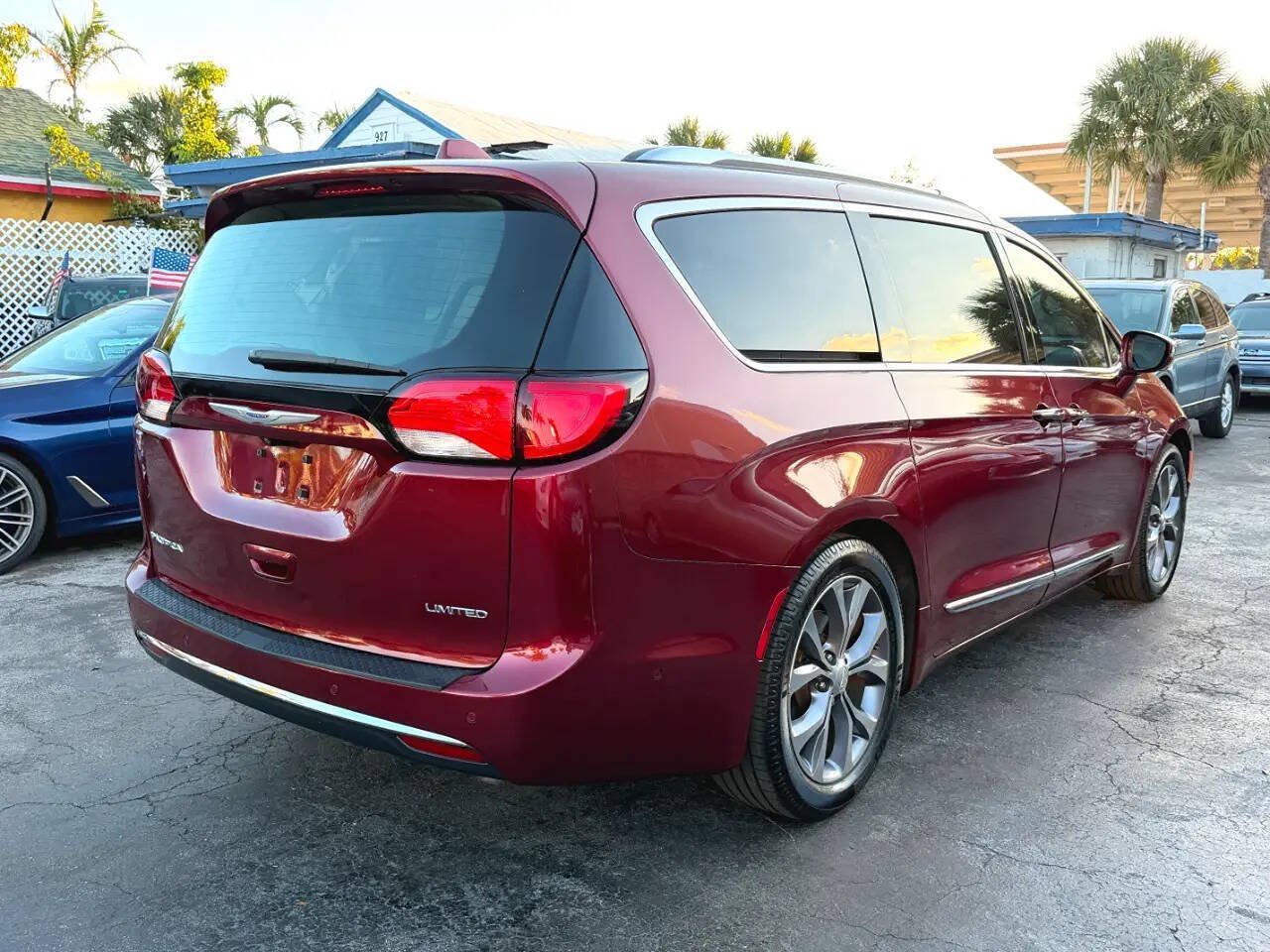 Used 2020 Chrysler Pacifica Limited w/ Tire & Wheel Group FWD image 18