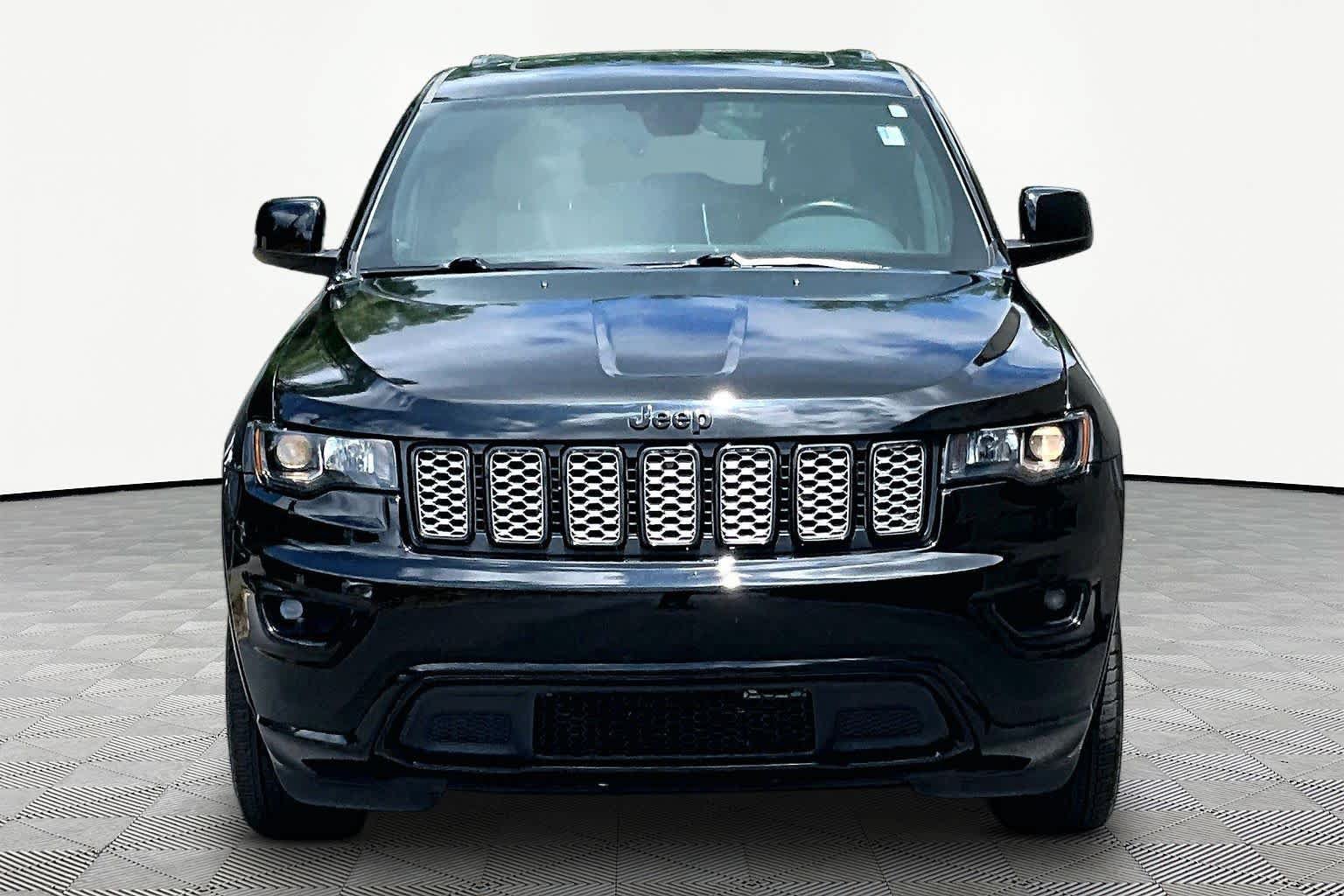 Used 2018 Jeep Grand Cherokee Altitude RWD image 4