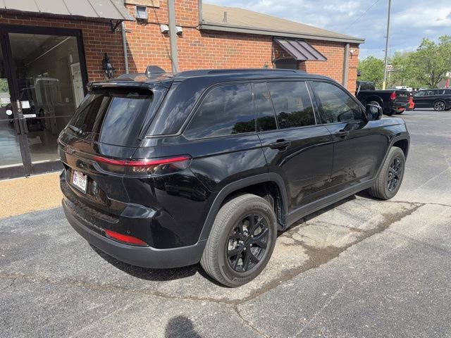 Used 2024 Jeep Grand Cherokee Altitude AWD/4WD image 4