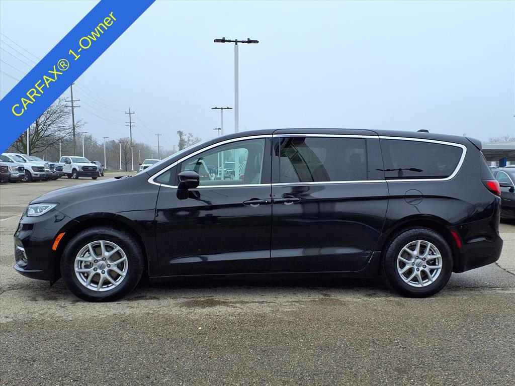 Used 2024 Chrysler Pacifica Touring-L FWD image 9