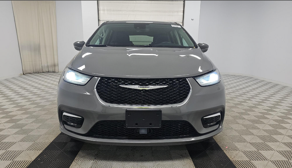 Used 2022 Chrysler Pacifica Touring-L FWD image 3