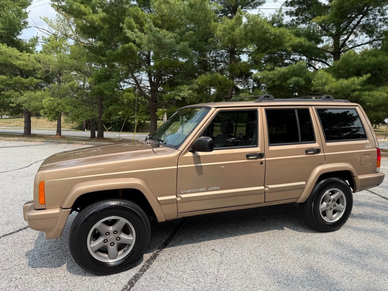 Used 1999 Jeep Cherokee Classic image 1
