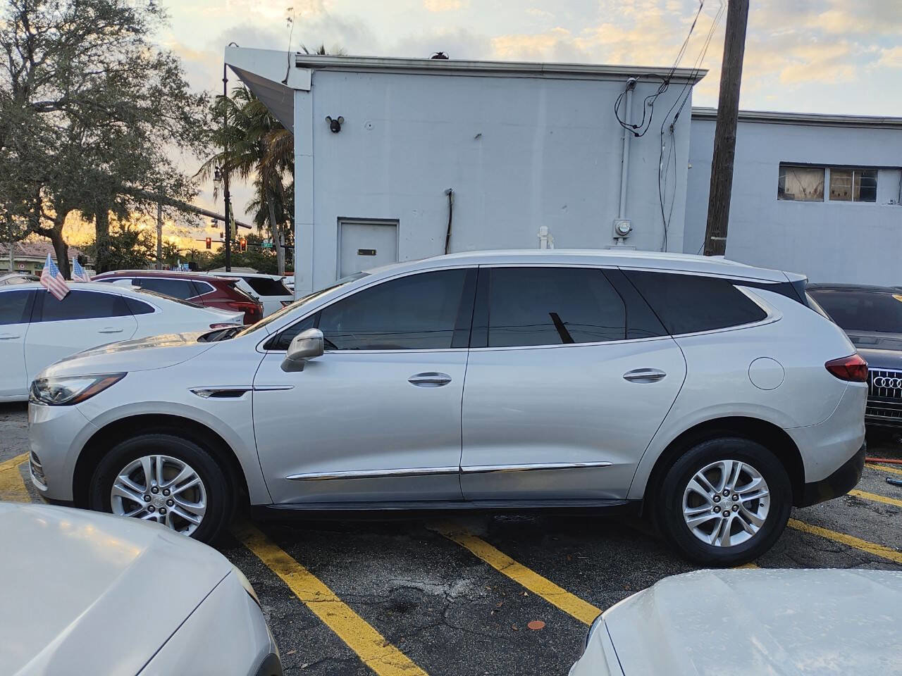 Used 2019 Buick Enclave Premium w/ LPO, Hit The Road Package FWD image 4