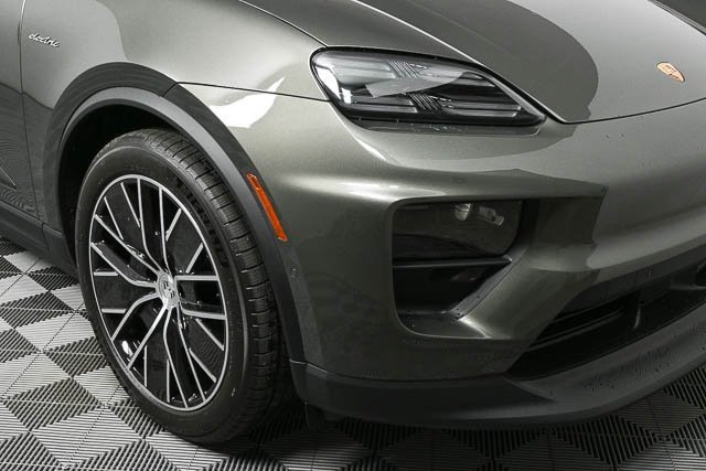 Certified 2025 Porsche Macan Electric image 33