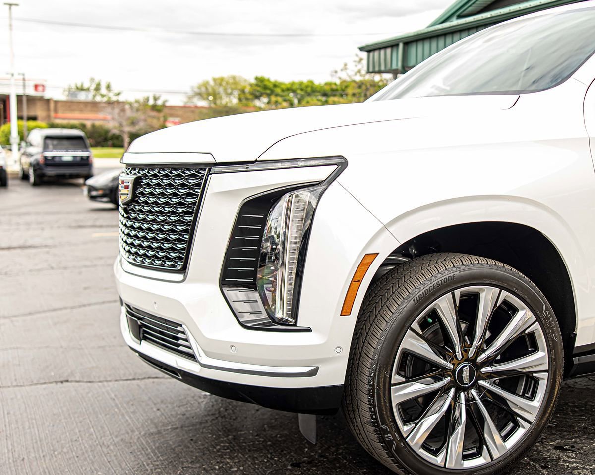 Used 2025 Cadillac Escalade ESV Premium Luxury w/ Touring Package AWD/4WD image 4