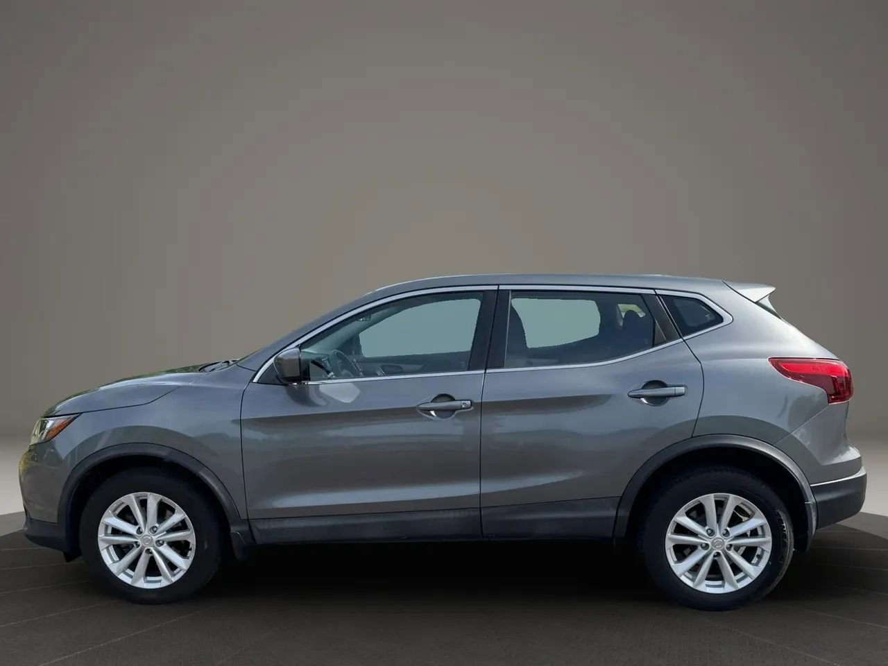 Used 2018 Nissan Rogue Sport S w/ S Appearance Package FWD image 4