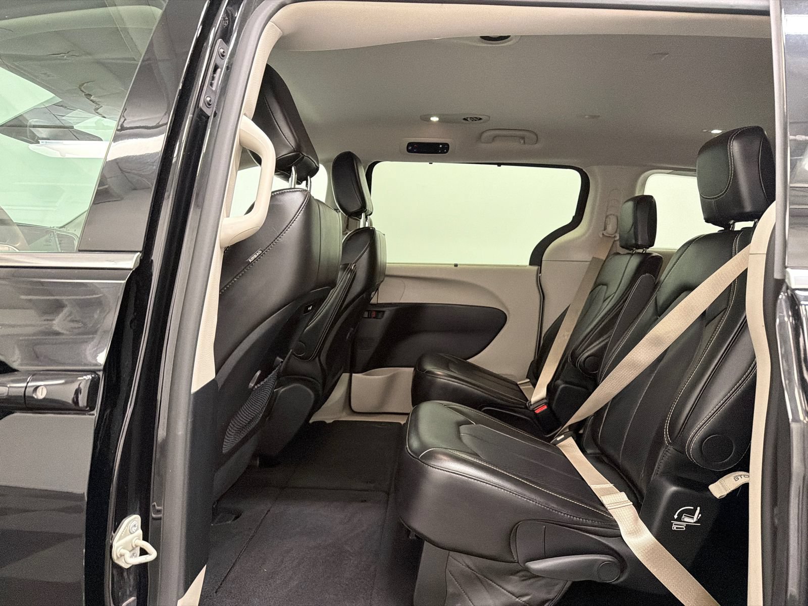 Used 2024 Chrysler Pacifica Touring-L FWD image 17