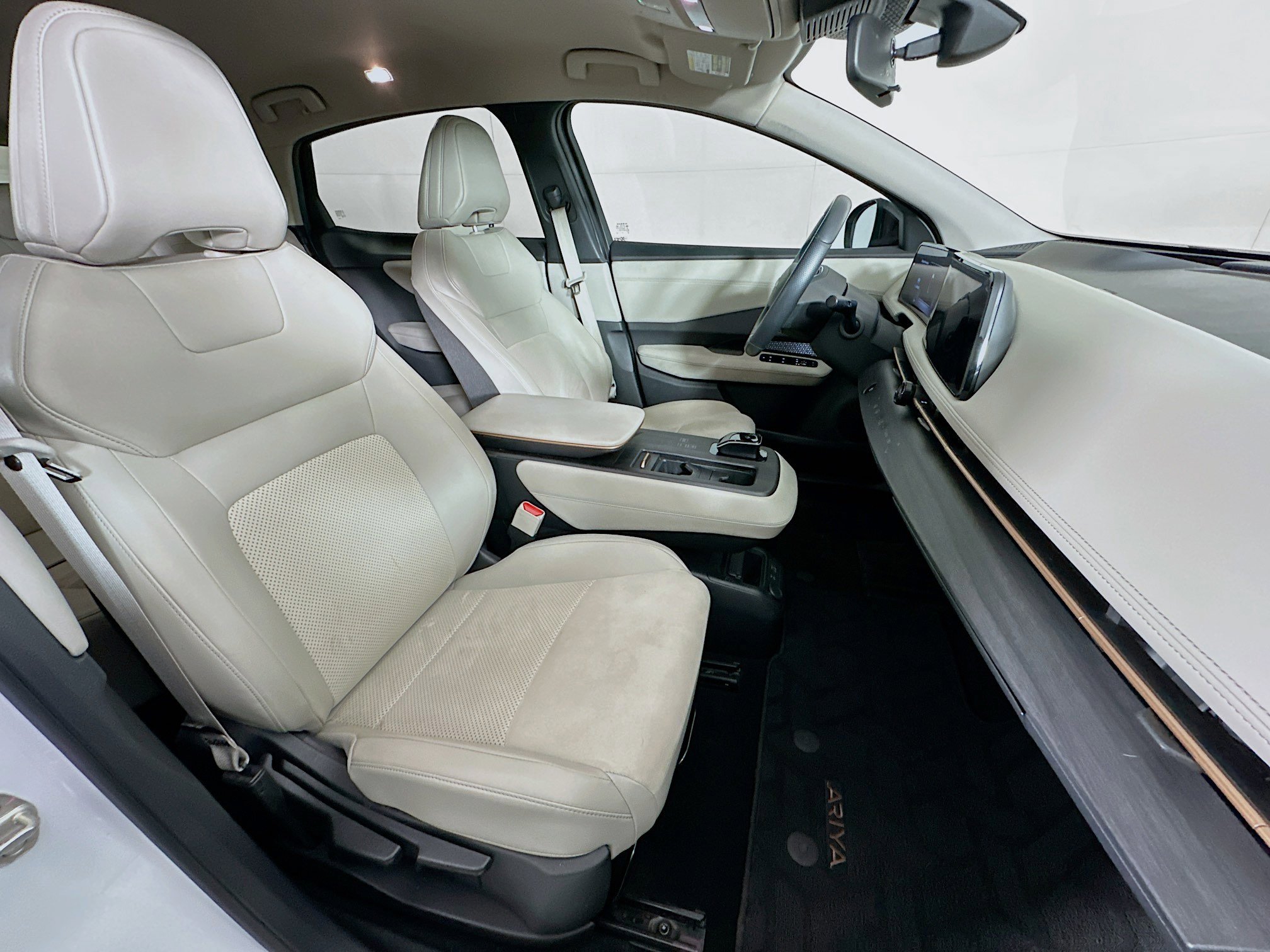 Used 2023 Nissan Ariya FWD image 30