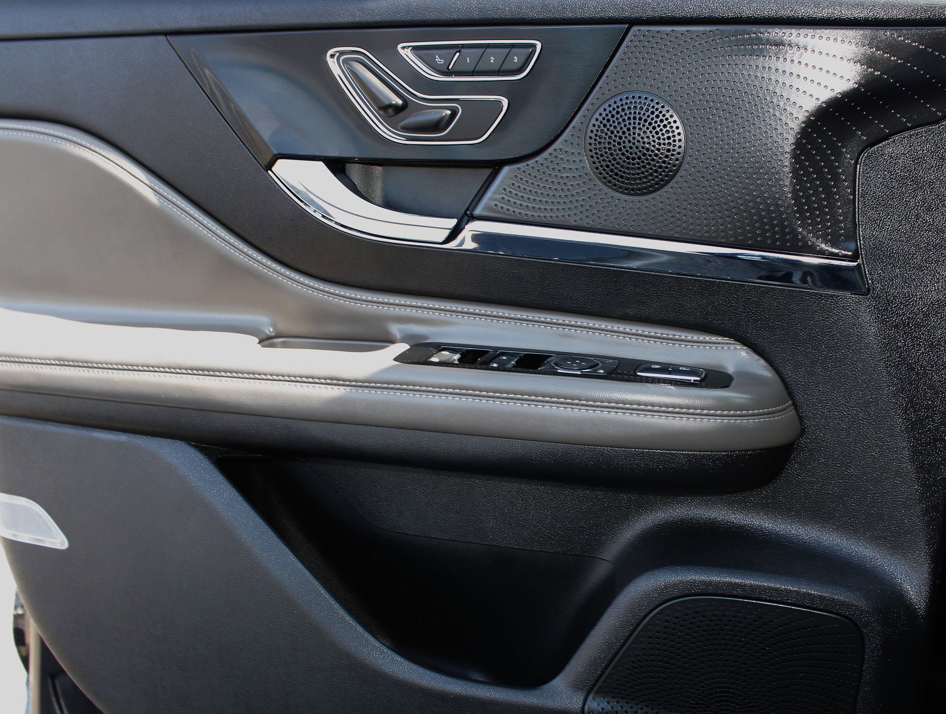 Used 2023 Lincoln Corsair Standard w/ Equipment Group 101A image 14