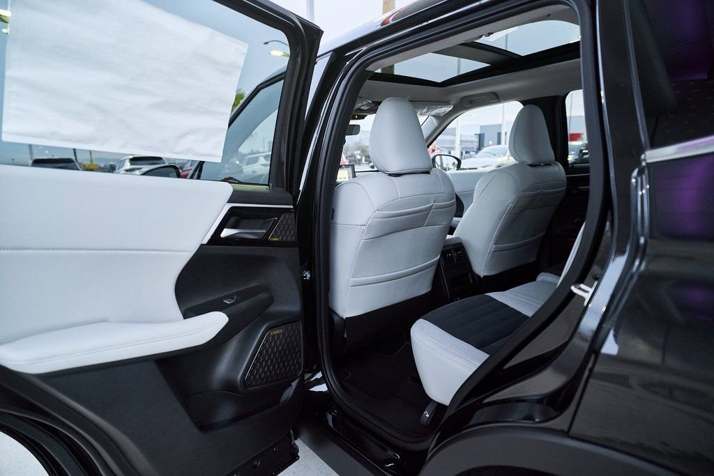 New 2026 Mitsubishi Outlander SE FWD image 17