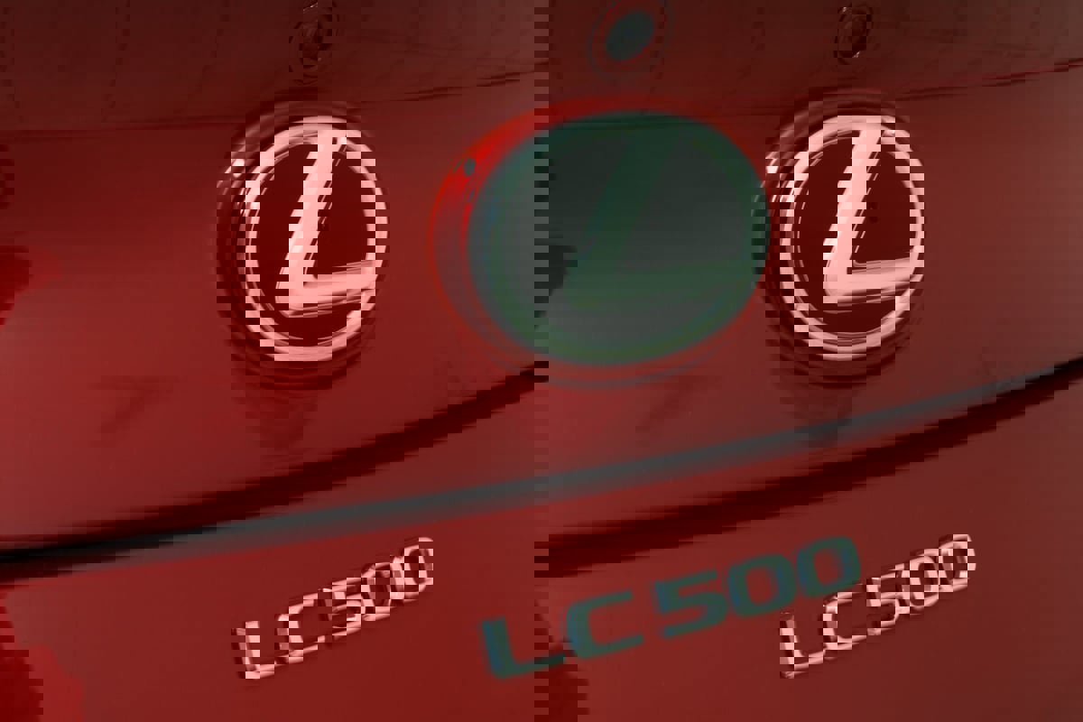 Used 2018 Lexus LC 500 Coupe w/ Performance Package RWD image 15