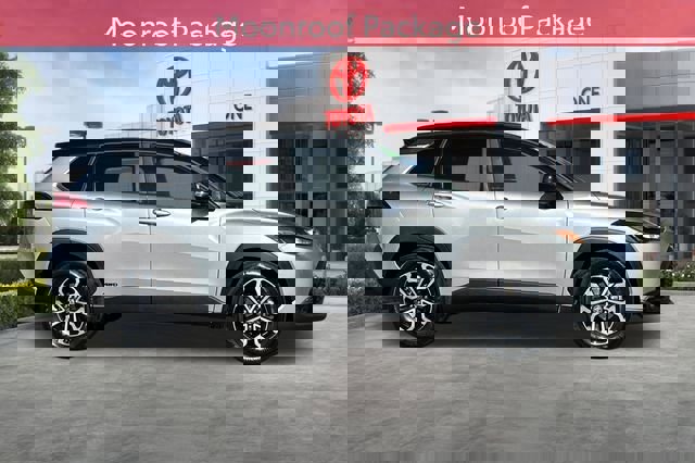 Certified 2024 Toyota Corolla Cross SE w/ Moonroof Package image 3